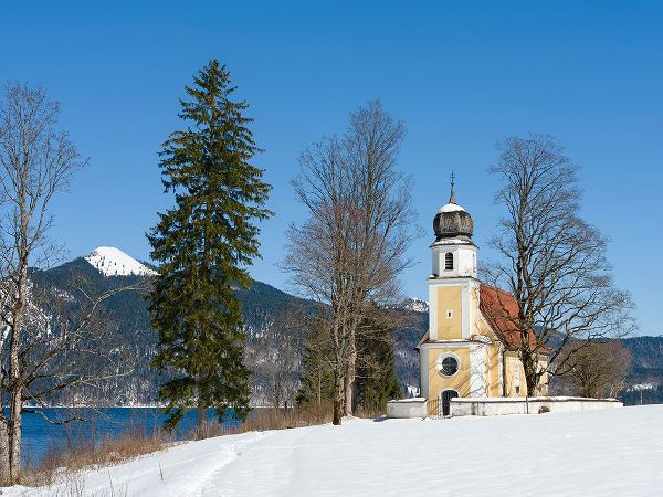 Zwick, Martin 아티스트의 Church Sankt Margareth at Zwergern Spitz-Lake Walchensee near village Einsiedl in the snowy Bavaria작품입니다.